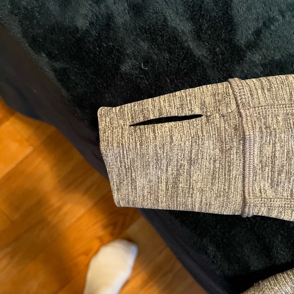 - Lululemon running layer size lrg - Picture 5 of 6